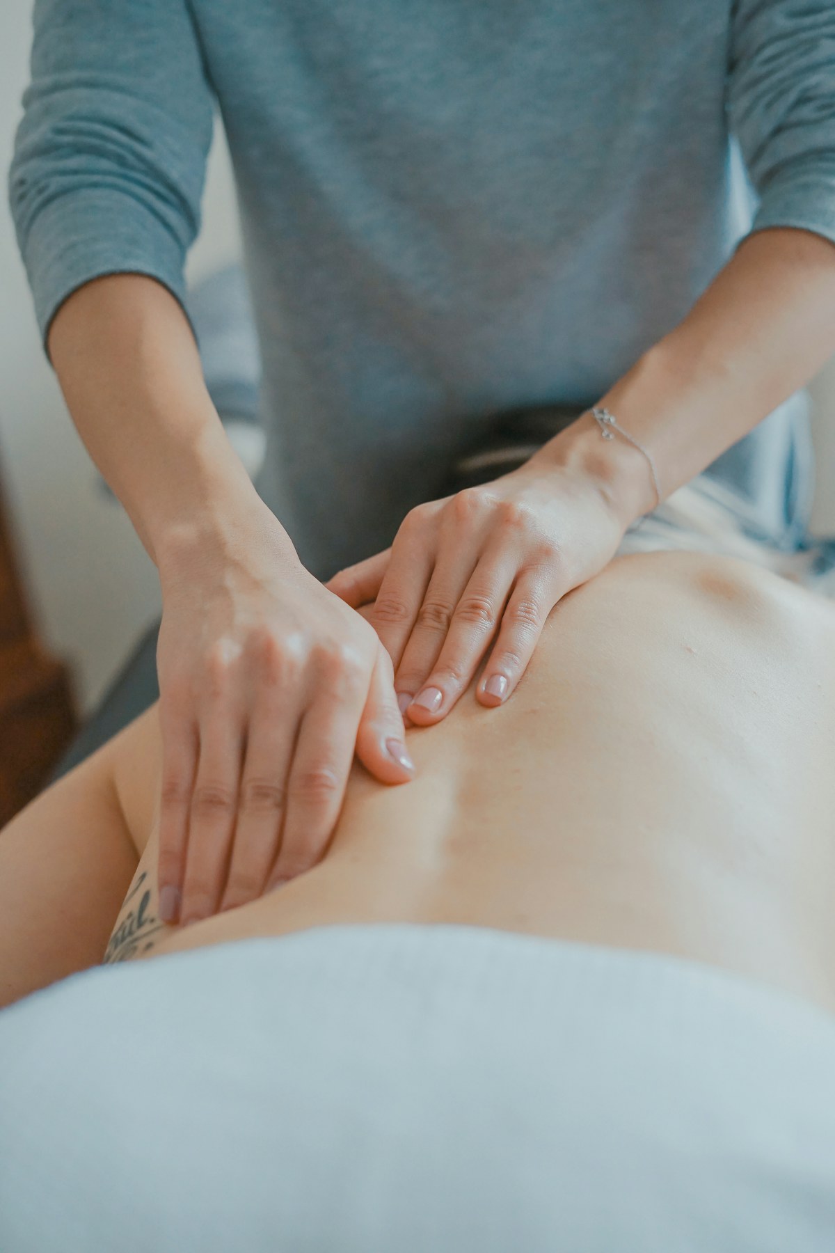 Hände bei einer Reiki-Behandlung